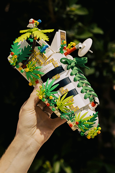 تألق بجرأة مع نسخة LEGO من حذاء Superstar